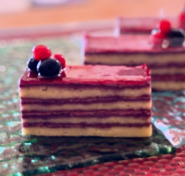 カシスのバタークリームのケーキ